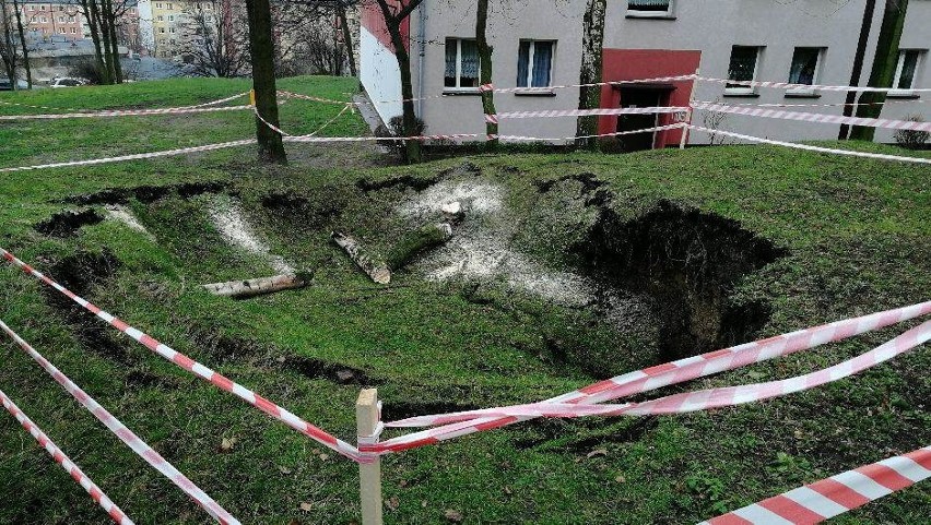 Zapadnięta ziemia w Jaworznie, deformacja nieciągła. Foto: Jaworzno.pl